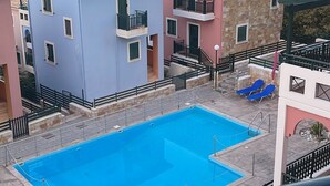 A pool area with a clear view of the sea and mountains in the background. - Charming 4-bed House in Nikiana (Lefkada)