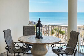 شقة - عدة أسرّة - برواق - بمنظر للمحيط | تناول الطعام بالخارج