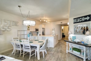 Apartment, Mehrere Betten, Meerblick | Speisen