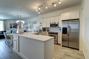 شقة - عدة أسرّة - برواق - بمنظر للمحيط | مطبخ خاص | ثلاجة، ميكروويف، فرن، موقد طهي مسطح