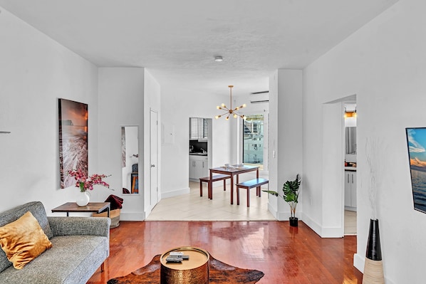 Basic-Apartment, 1 Queen-Bett und Schlafsofa | Wohnbereich | Fernseher, Streaming-Dienste