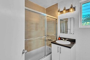 Appartement, 1 grand lit et 1 canapé-lit | Salle de bain