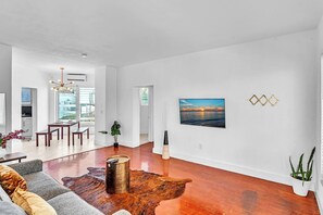 Basic-Apartment, 1 Queen-Bett und Schlafsofa | Wohnbereich | Fernseher, Streaming-Dienste