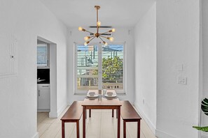 Basic-Apartment, 1 Queen-Bett und Schlafsofa | Speisen