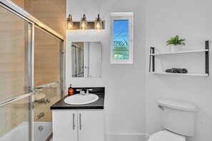 Lägenhet Basic - 1 queensize-säng med bäddsoffa | Badrum | Dusch, hårtork, handdukar och tvål