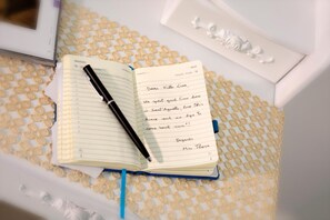 An open notebook with a handwritten note, a pen, and a decorative box on a patterned surface. - Estate4home - Casa Lina (Sant'Agnello)