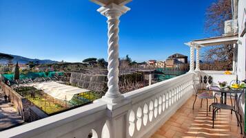 ํ์ฐ์ค, ํก์ฐ | 1 ๊ฐ์ ์นจ์ค