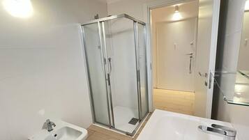 Monolocale Standard, vista montagna (Residenza Bellavista) | Bagno | Doccia, asciugacapelli, bidet, asciugamani