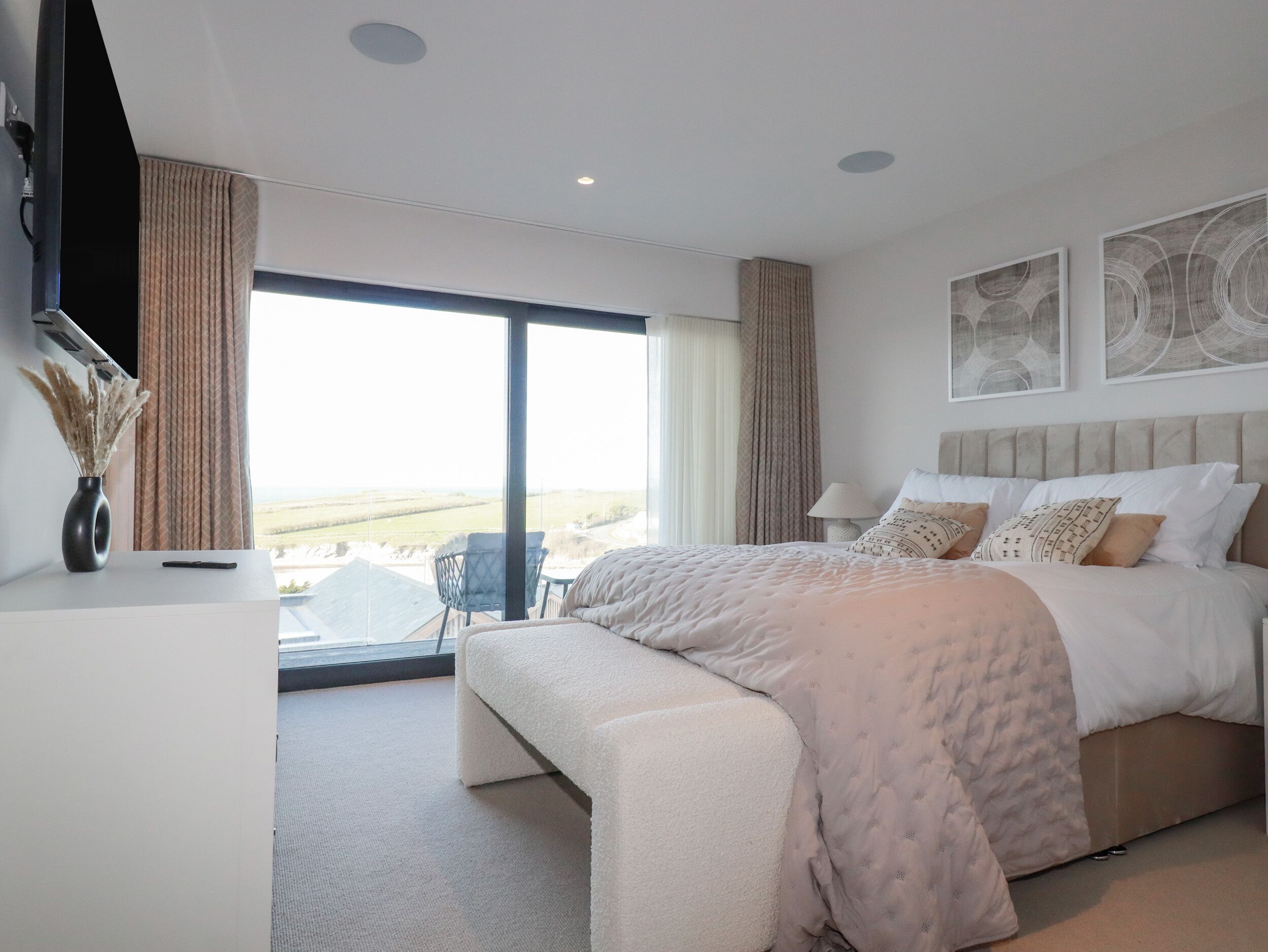 4 bedrooms, individually decorated, individually furnished, free WiFi