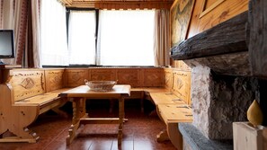 Huoneisto (2 Bedrooms) | Kylpyhuone | Suihku, bidee, pyyhkeet, vessapaperi