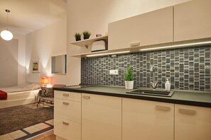 Refrigerador, microondas, horno, placa de cocina