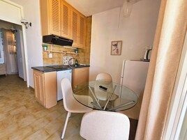 Frigorífico, horno, placa de cocina y hervidor eléctrico