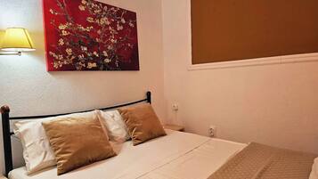 1 dormitorio, tabla de planchar con plancha, wifi gratis y ropa de cama