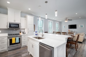 Casa, várias camas, acesso à piscina, vista para a piscina | Cozinha privada | Geladeira, micro-ondas, fogão, cooktop