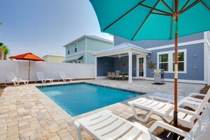 Outdoor pool, pool umbrellas, sun loungers