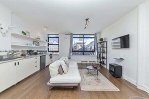 Appartement, 1 lit double | Cuisine privée | Micro-ondes, grille-pain, batterie de cuisine, vaisselle et ustensiles