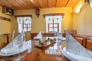 Familie huis, meerdere slaapkamers, 2 badkamers (Kunstek Farmhouse With Sauna) | Dineren