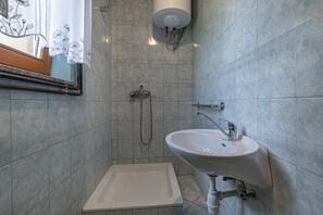 Casa família, vários quartos, 2 banheiros (Kunstek Farmhouse With Sauna) | Banheiro | Chuveiro, secador de cabelo, toalhas de banho, sabonete