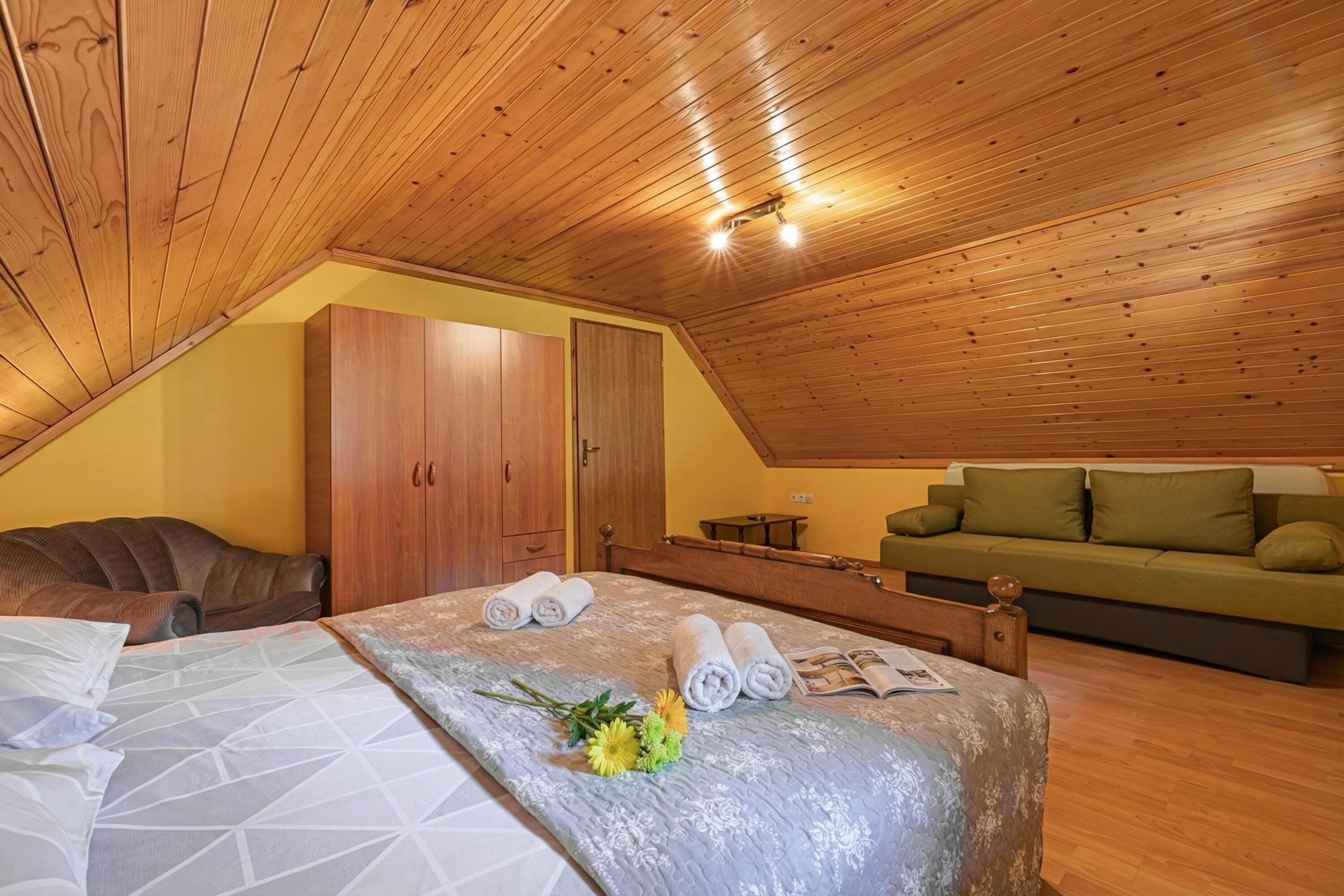 3 bedrooms, iron/ironing board, free WiFi, bed sheets