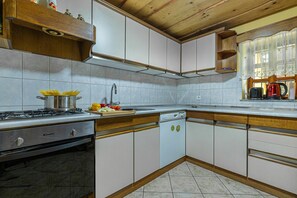 Family House, Multiple Bedrooms, 2 Bathrooms (Kunstek Farmhouse With Sauna) | Private kitchen