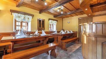 Family House, Multiple Bedrooms, 2 Bathrooms (Kunstek Farmhouse With Sauna) | Dining