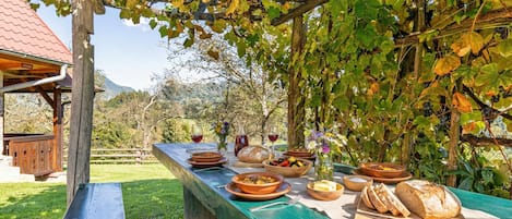 تناول الطعام بالخارج