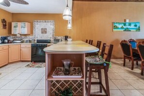 Villa, varias habitaciones | Cocina privada | Refrigerador, horno, cafetera y tetera y tetera eléctrica 
