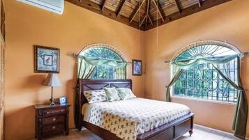 7 habitaciones, escritorio y espacio para trabajar con laptop