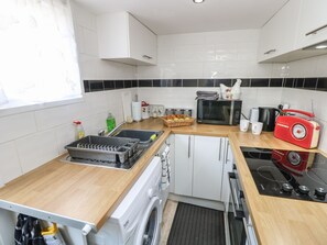 Fridge, electric kettle, toaster, cookware/dishes/utensils - Castle Cottage (Newport)