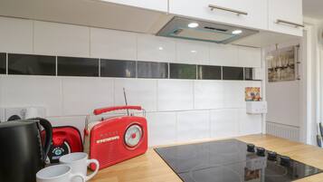 Réfrigérateur, bouilloire électrique, grille-pain