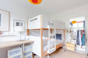Basic Apartment, Multiple Beds - Fun & Family Friendly 2BD Flat - Bethnal Green (London)