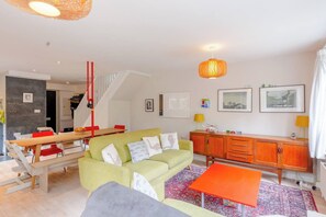 Basic-Apartment, Mehrere Betten | Wohnbereich