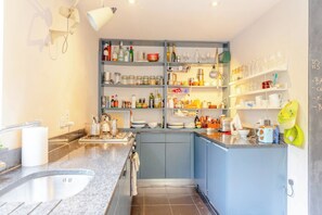 Basic Apartment, Multiple Beds | Private kitchen | Fridge, oven, stovetop, dishwasher - Fun & Family Friendly 2BD Flat - Bethnal Green (London)