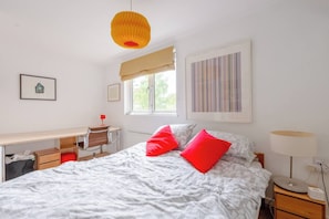 Apartamento básico, várias camas | 2 quartos, espaço de trabalho para notebook, berços, roupa de cama