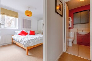 Basic-Apartment, Mehrere Betten | 2 Schlafzimmer, laptopgeeigneter Arbeitsplatz, Babybetten, Bettwäsche