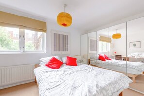 Basic Apartment, Multiple Beds - Fun & Family Friendly 2BD Flat - Bethnal Green (London)