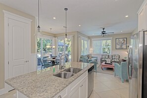 タウンホーム 5 ベッドルーム | 専用キッチン | 冷蔵庫、オーブン、コーヒー / ティーメーカー、トースター