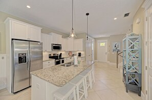 タウンホーム 5 ベッドルーム | 専用キッチン | 冷蔵庫、オーブン、コーヒー / テ�ィーメーカー、トースター