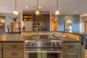 Private kitchen - Neighborhood Nest 2 Bedroom Home by RedAwning (Hood River)