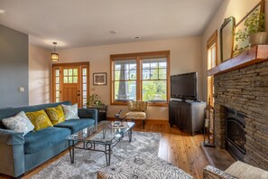 Living area - Neighborhood Nest 2 Bedroom Home by RedAwning (Hood River)