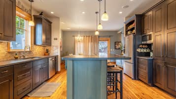 House, 2 Bedrooms | Private kitchen | Fridge, oven, coffee/tea maker, toaster