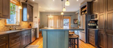 House, 2 Bedrooms | Private kitchen | Fridge, oven, coffee/tea maker, toaster
