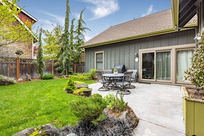 Outdoor dining - Neighborhood Nest 2 Bedroom Home by RedAwning (Hood River)