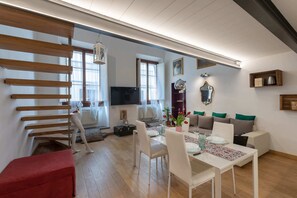 Basic-Loft, Mehrere Betten | Wohnbereich | Fernseher