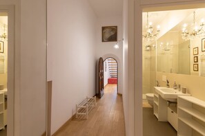 Loft Basic - flera sängar | Badrum | Dusch, miljövänliga toalettartiklar, handdukar och tvål