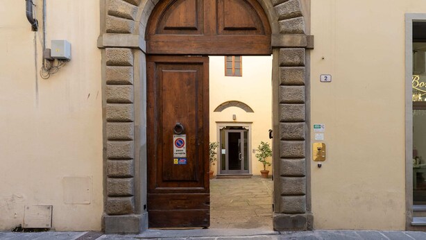 A wooden door with a sign indicating no parking. - Monalda Loft 2 (Florence)