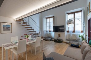 Loft Basic, Beberapa Tempat Tidur | Area keluarga | TV