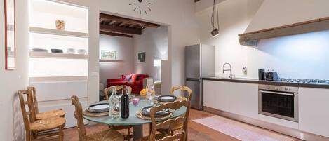 Basic Apartment, Multiple Beds | Dining