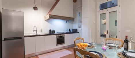 Apartamento básico, várias camas | Cozinha privada | Geladeira, micro-ondas, fogão, cooktop