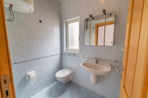Appartement, 1 lit double et 1 canapé-lit, vue mer | Salle de bain | Sèche-cheveux, serviettes fournies, savon, shampoing